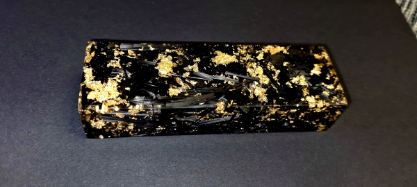 Carbon/gold coloured composite